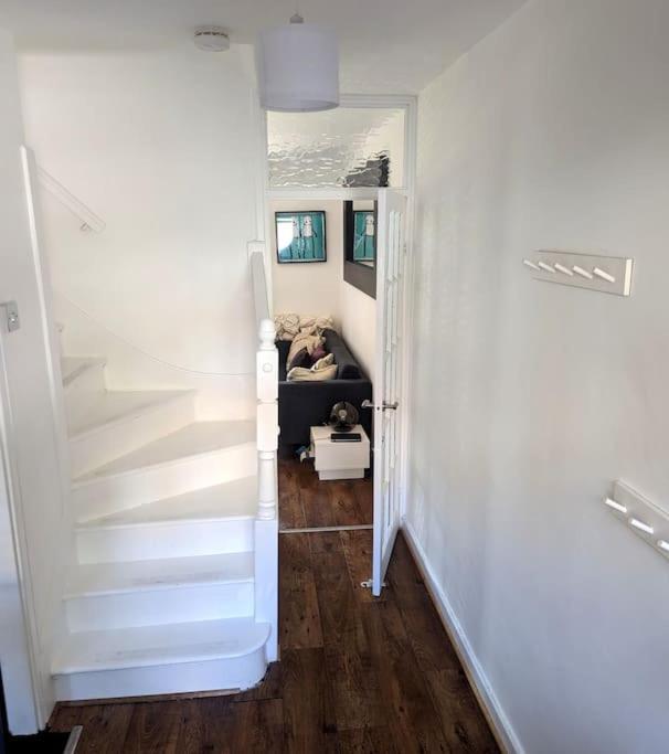 Charming 2-Bed Garden Flat Appartement Londen Buitenkant foto