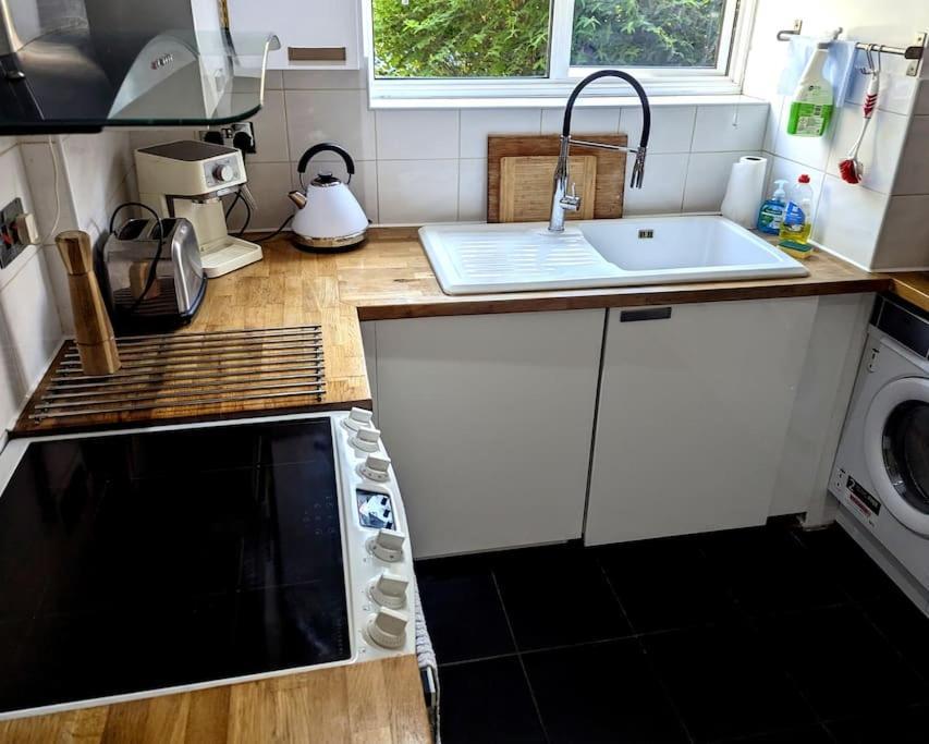 Charming 2-Bed Garden Flat Appartement Londen Buitenkant foto