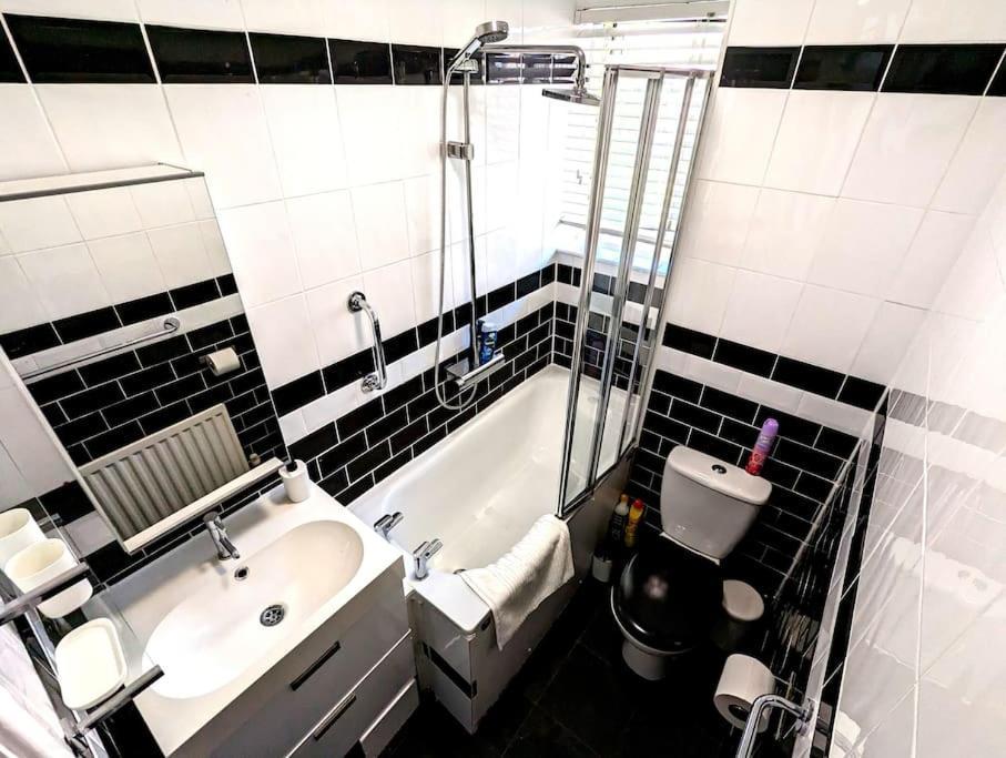 Charming 2-Bed Garden Flat Appartement Londen Buitenkant foto
