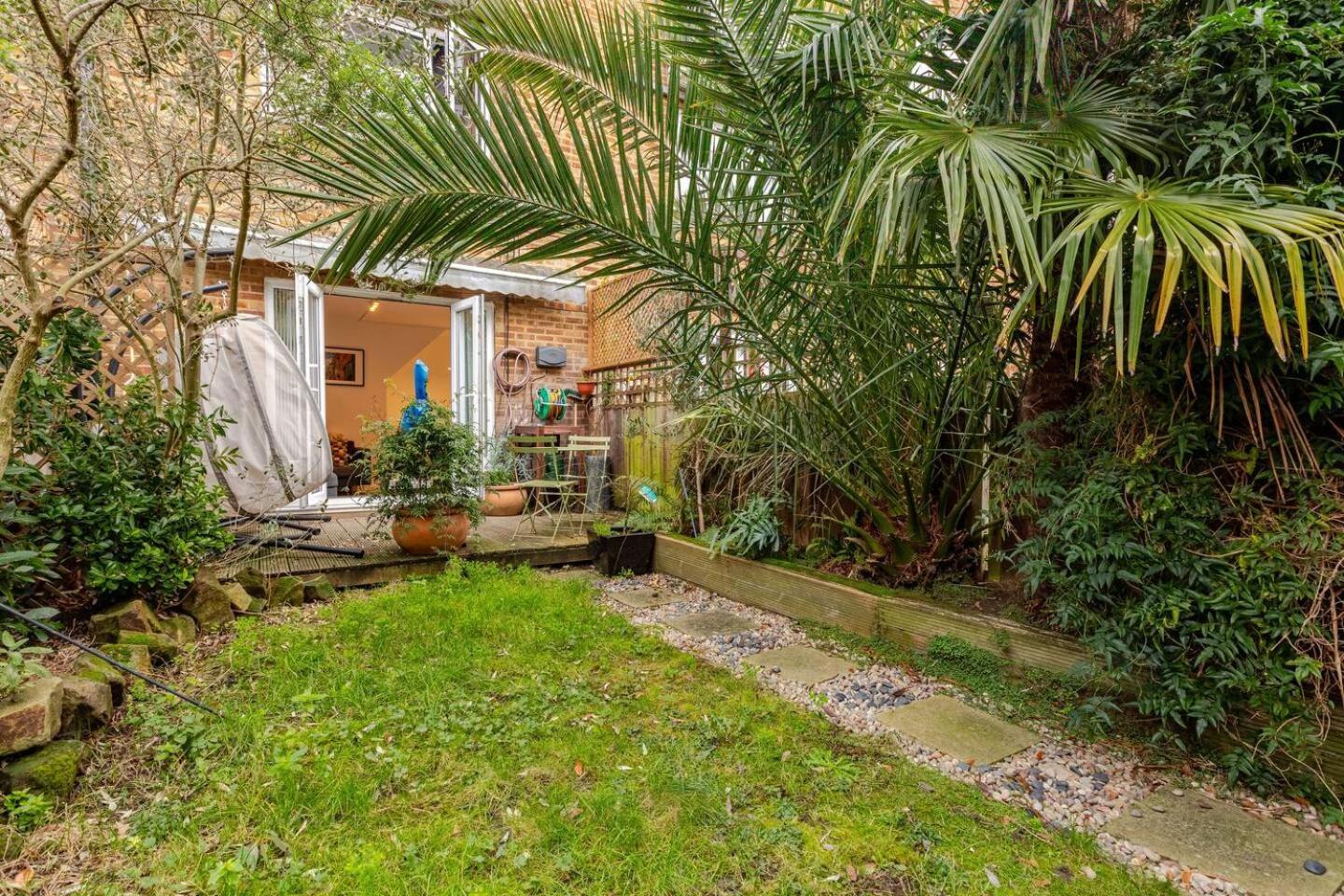 Charming 2-Bed Garden Flat Appartement Londen Buitenkant foto