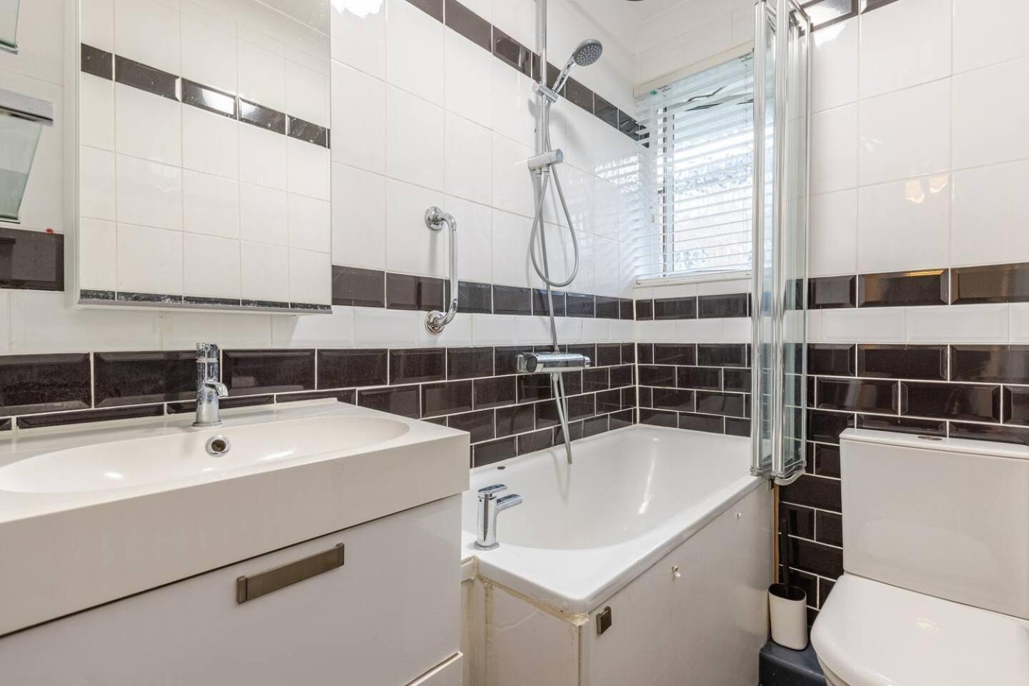 Charming 2-Bed Garden Flat Appartement Londen Buitenkant foto